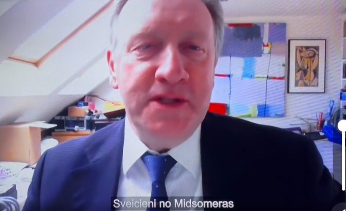 Cilvēki sajūsmā par "Midsomeras slepkavības" Bārnabija uzrunu latviešiem